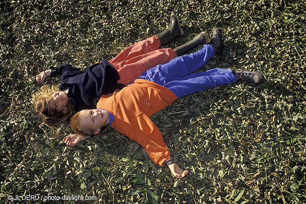 enfants dans les feuilles - children in leaves